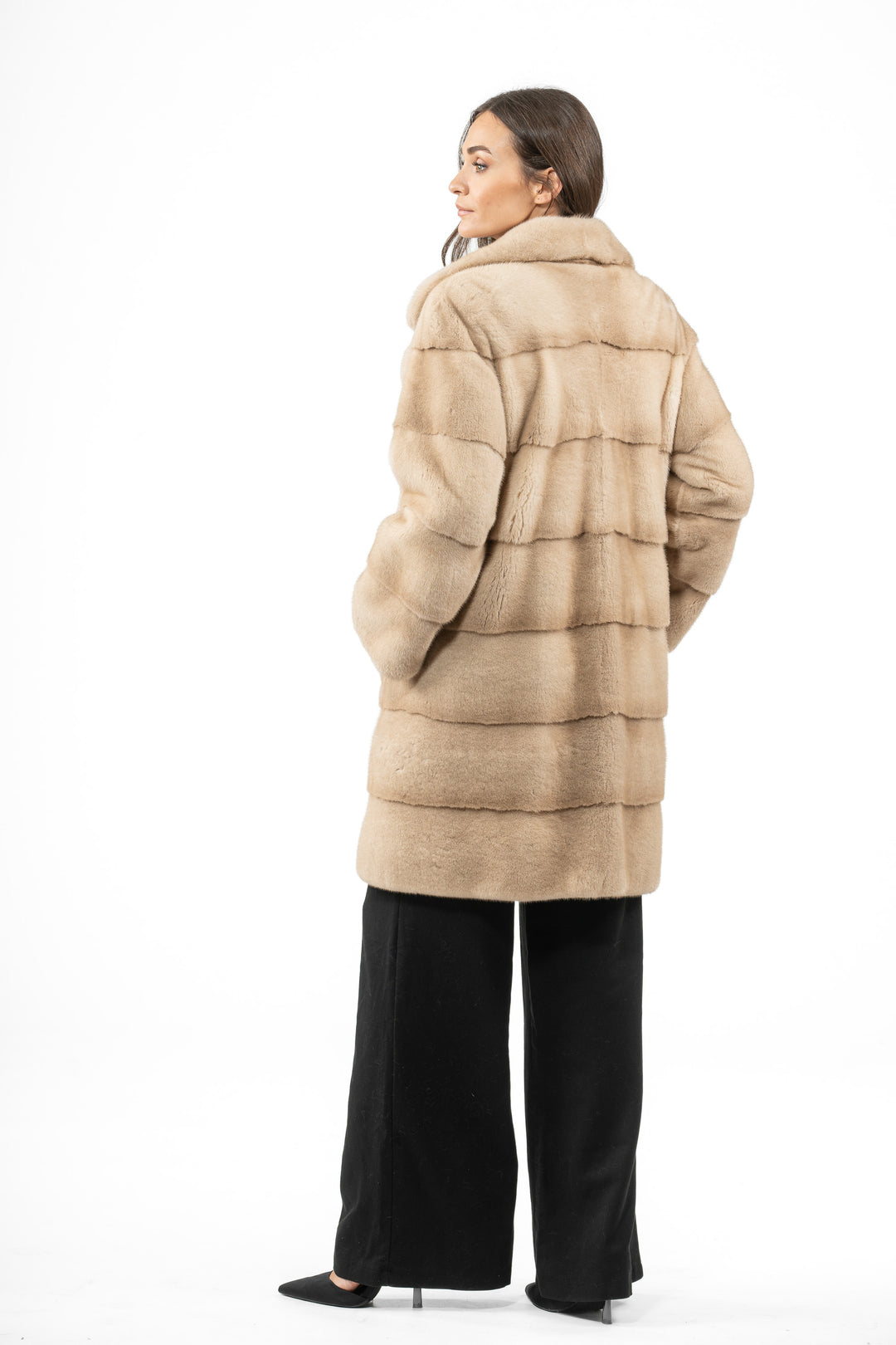 Manzari Palomino Mink fur coat with a modern touch