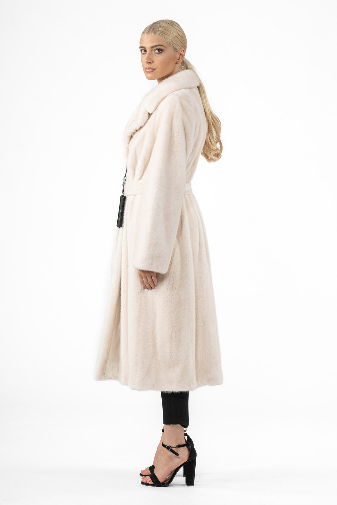 Manzari Pearl Mink fur coat for timeless elegance