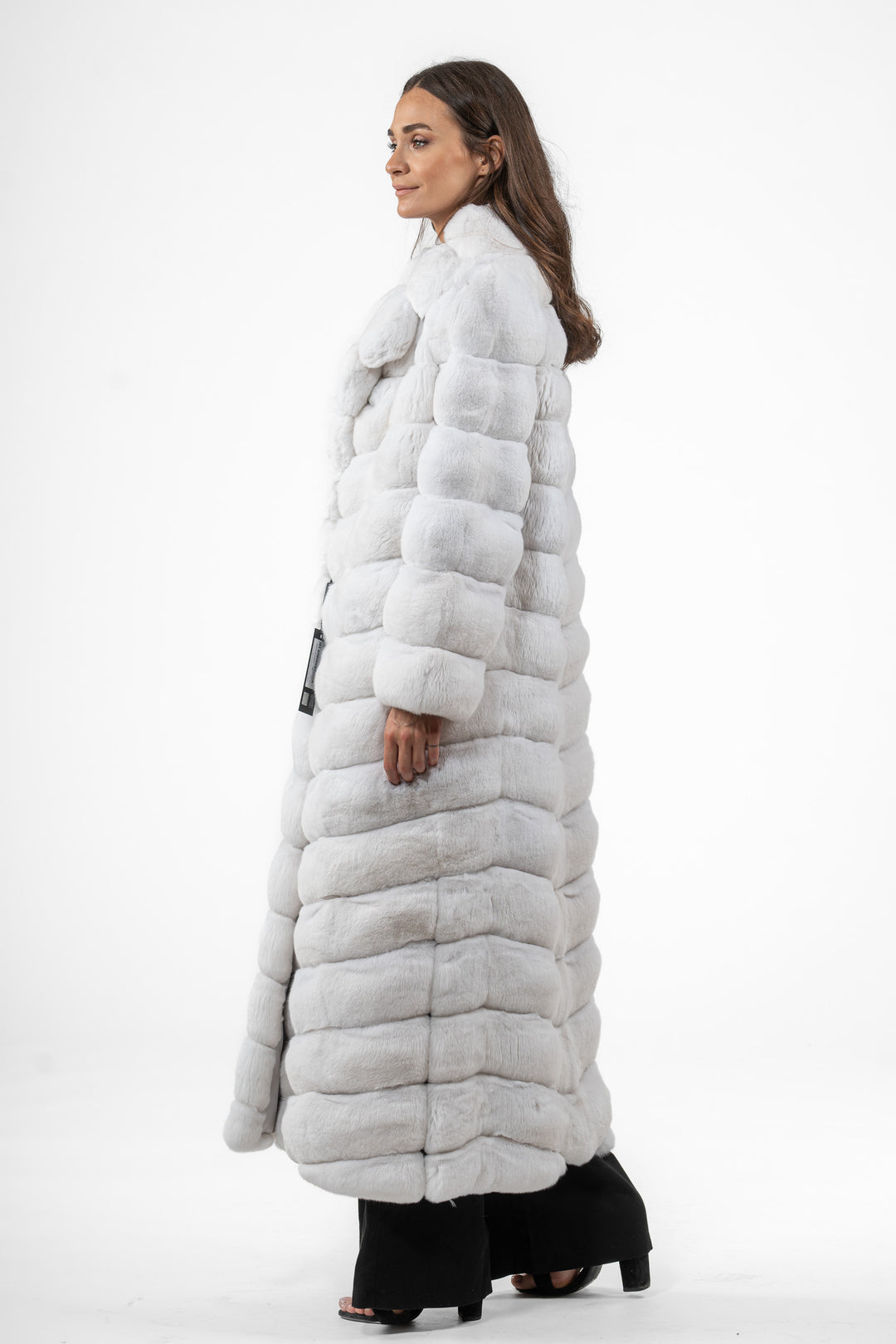 Chic Snow White Chinchilla fur coat by manzari for a bold statement