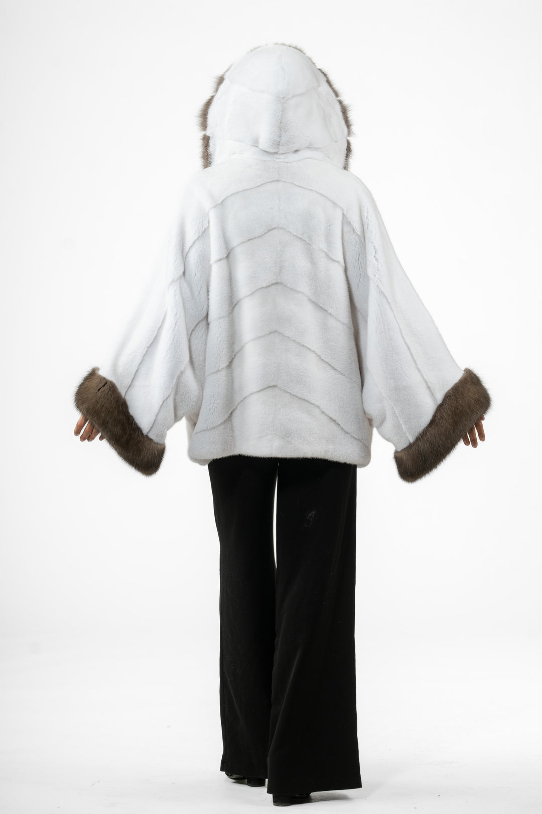 Manzari White Mink fur coat for a timeless appeal