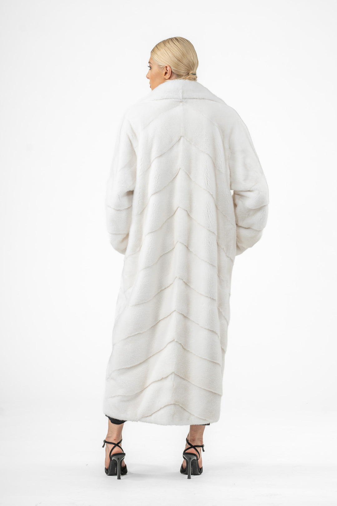 Manzari White Mink fur coat for a timeless appeal