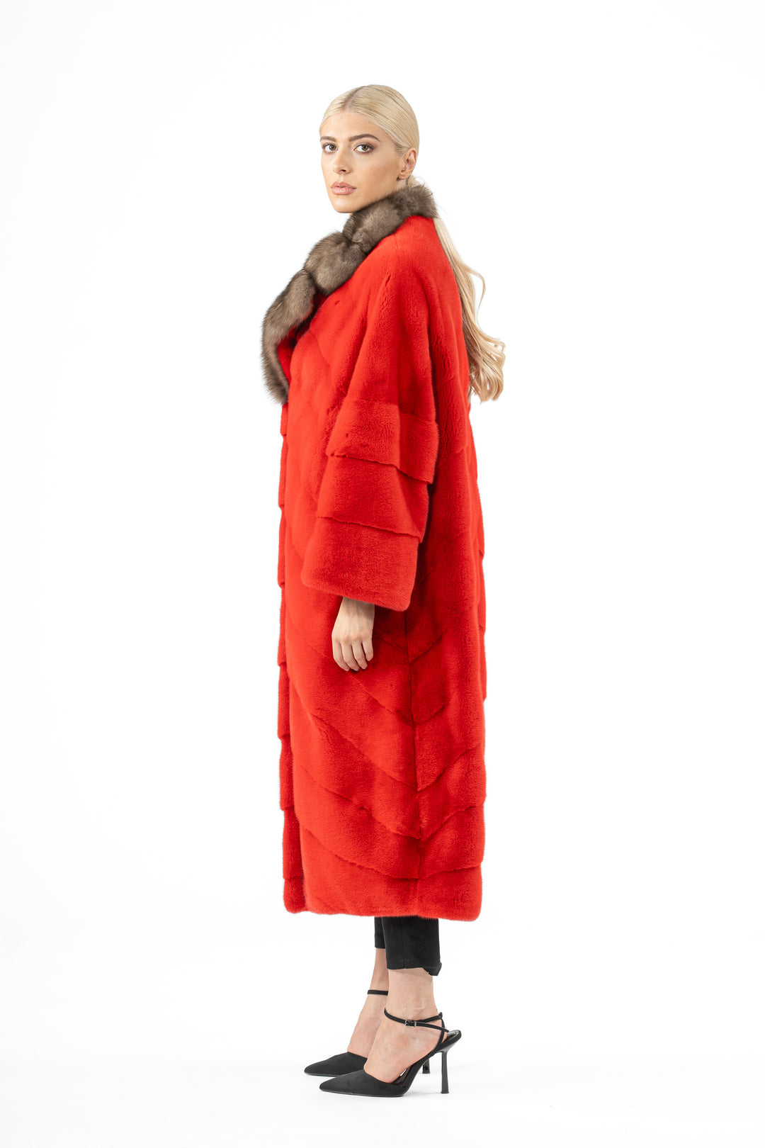 Manzari Fuego Mink fur coat with a modern touch