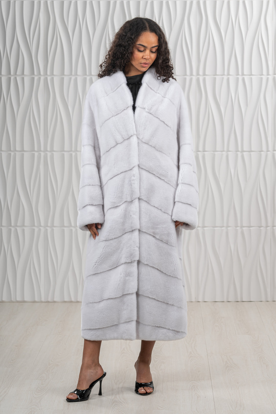 Manzari White Mink fur coat for timeless elegance