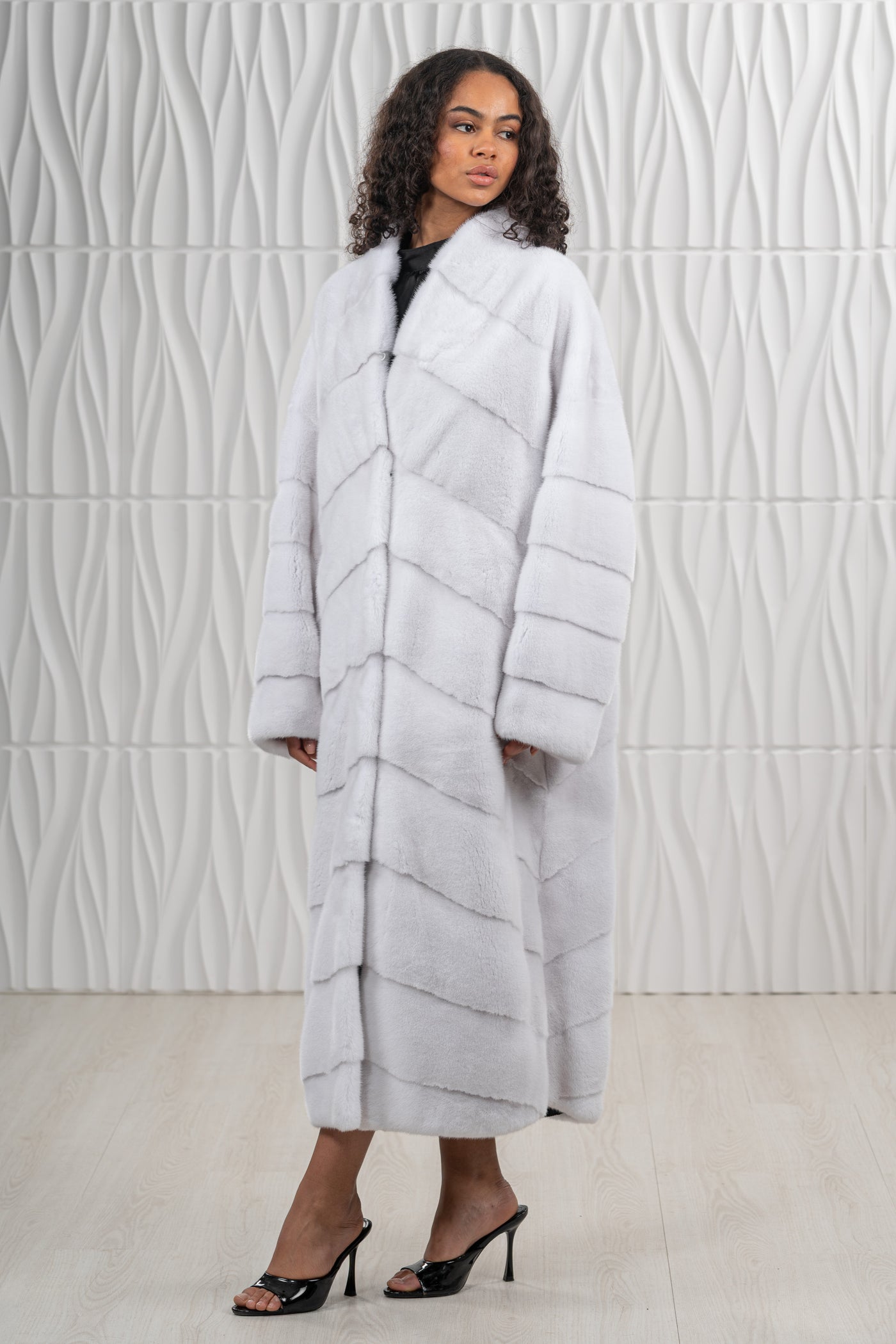Manzari mink fur coat with a modern touch