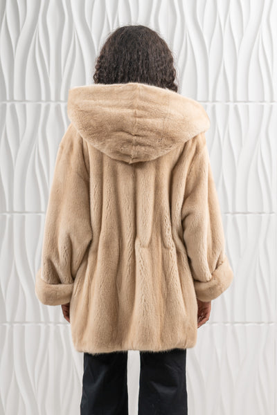 Manzari mink fur coat with a modern touch