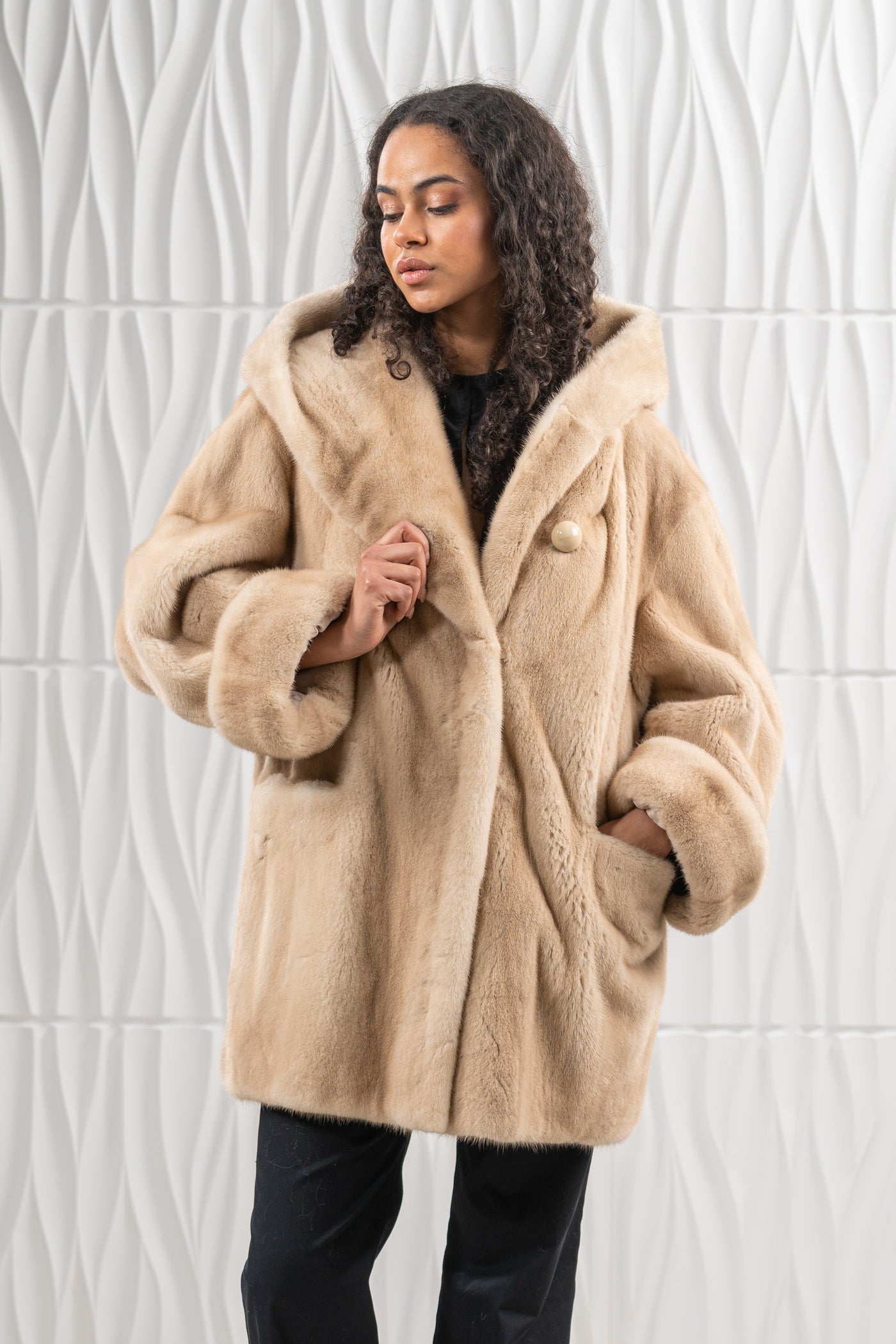 Manzari mink fur coat with a modern touch