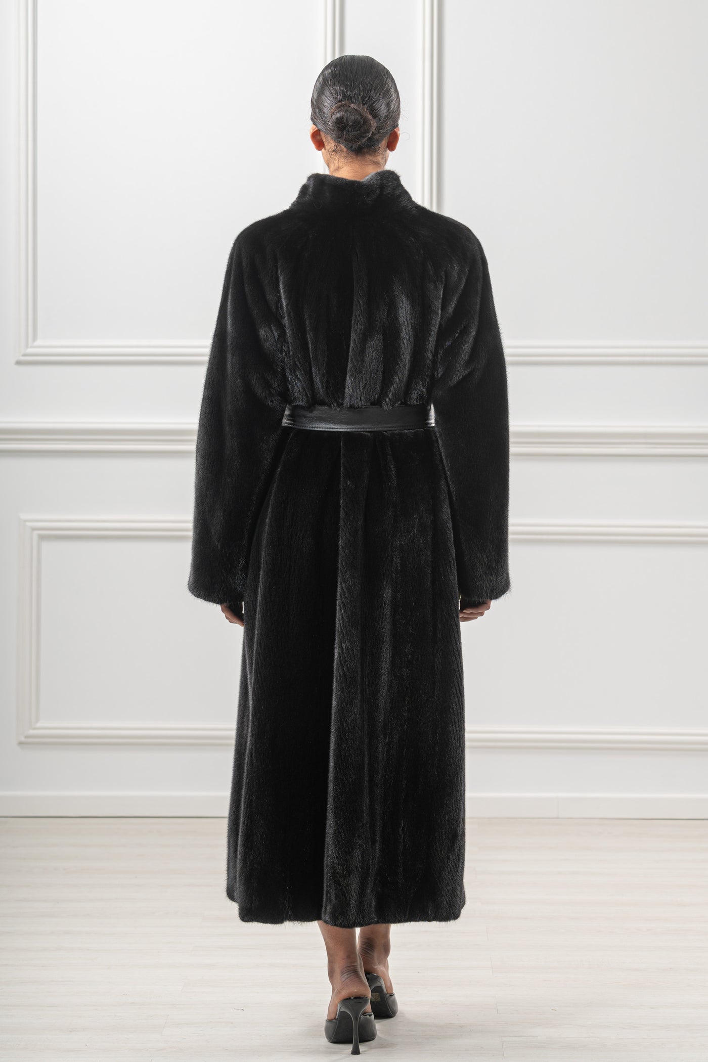Manzari mink fur coat for timeless elegance