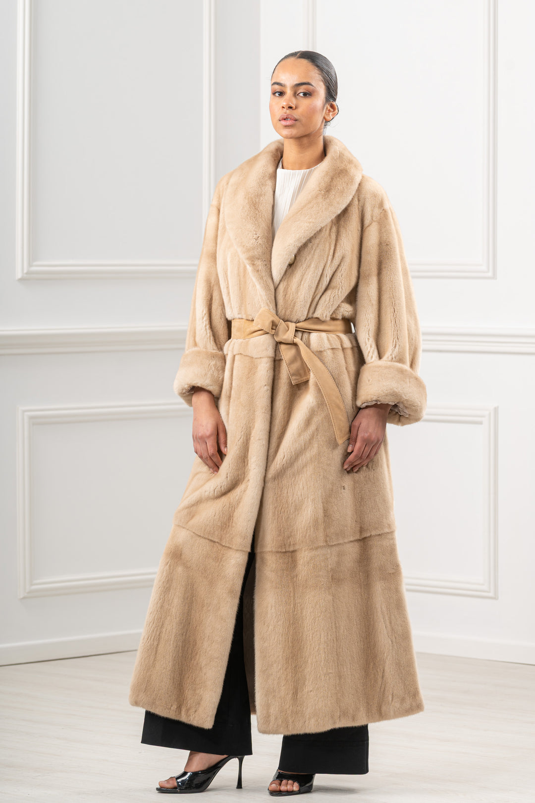 Manzari Palomino Mink fur coat for a timeless appeal