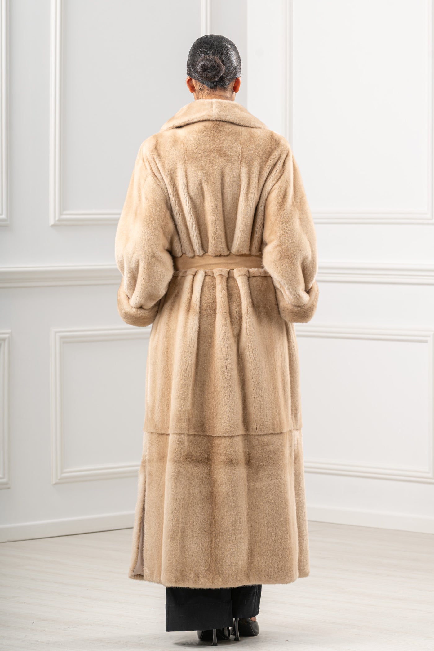 Manzari mink fur coat for a timeless appeal
