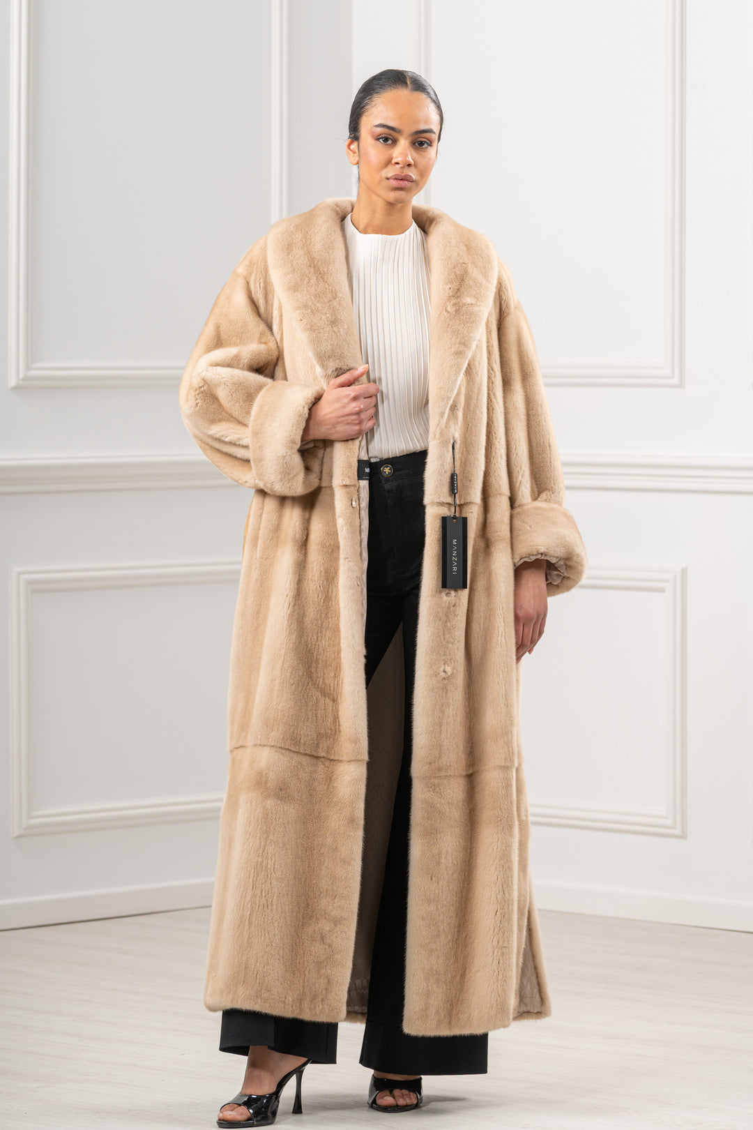 Manzari Palomino Mink fur coat with a modern touch