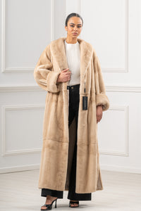 Manzari Palomino Mink fur coat with a modern touch