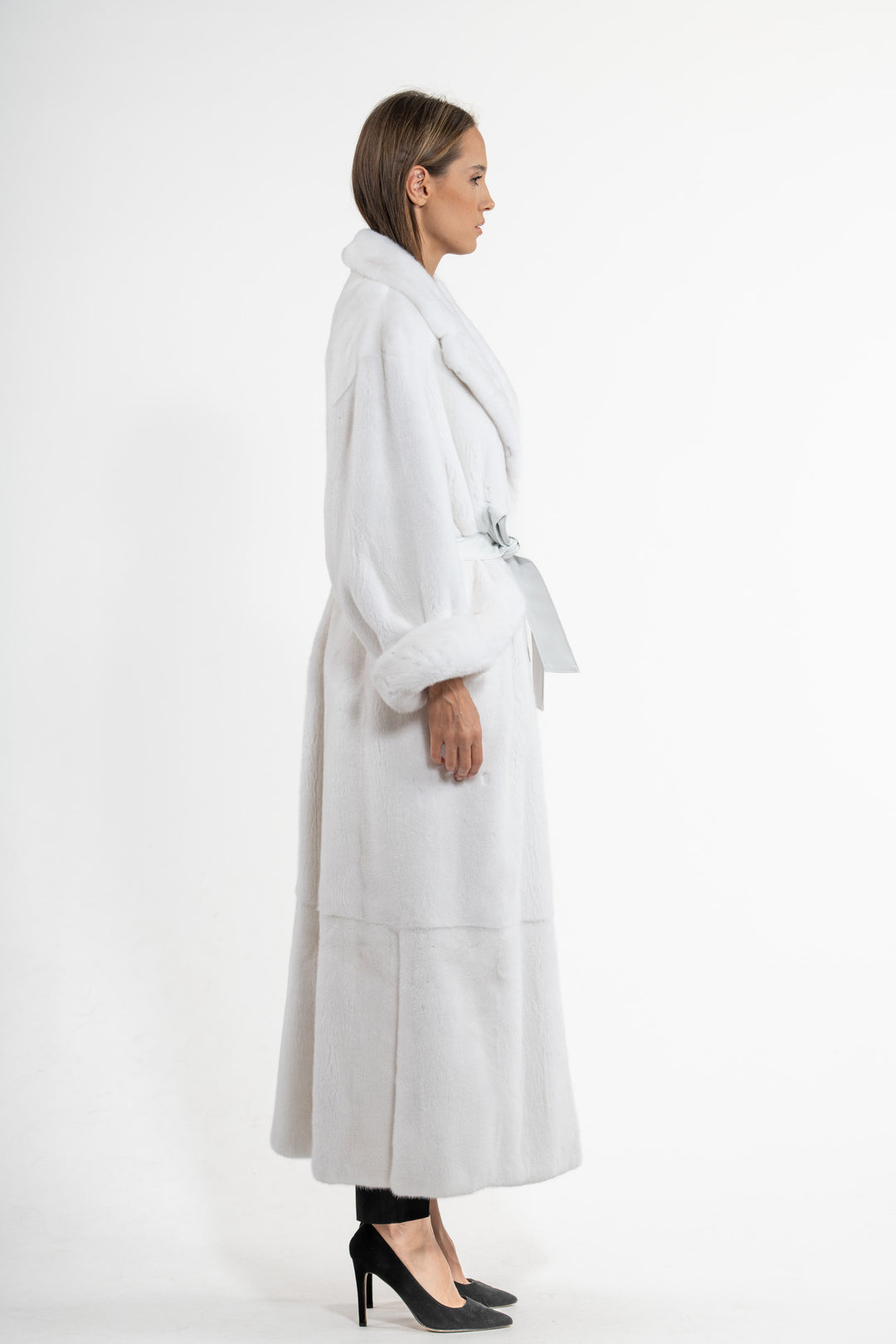 Manzari White Mink fur coat for a timeless appeal