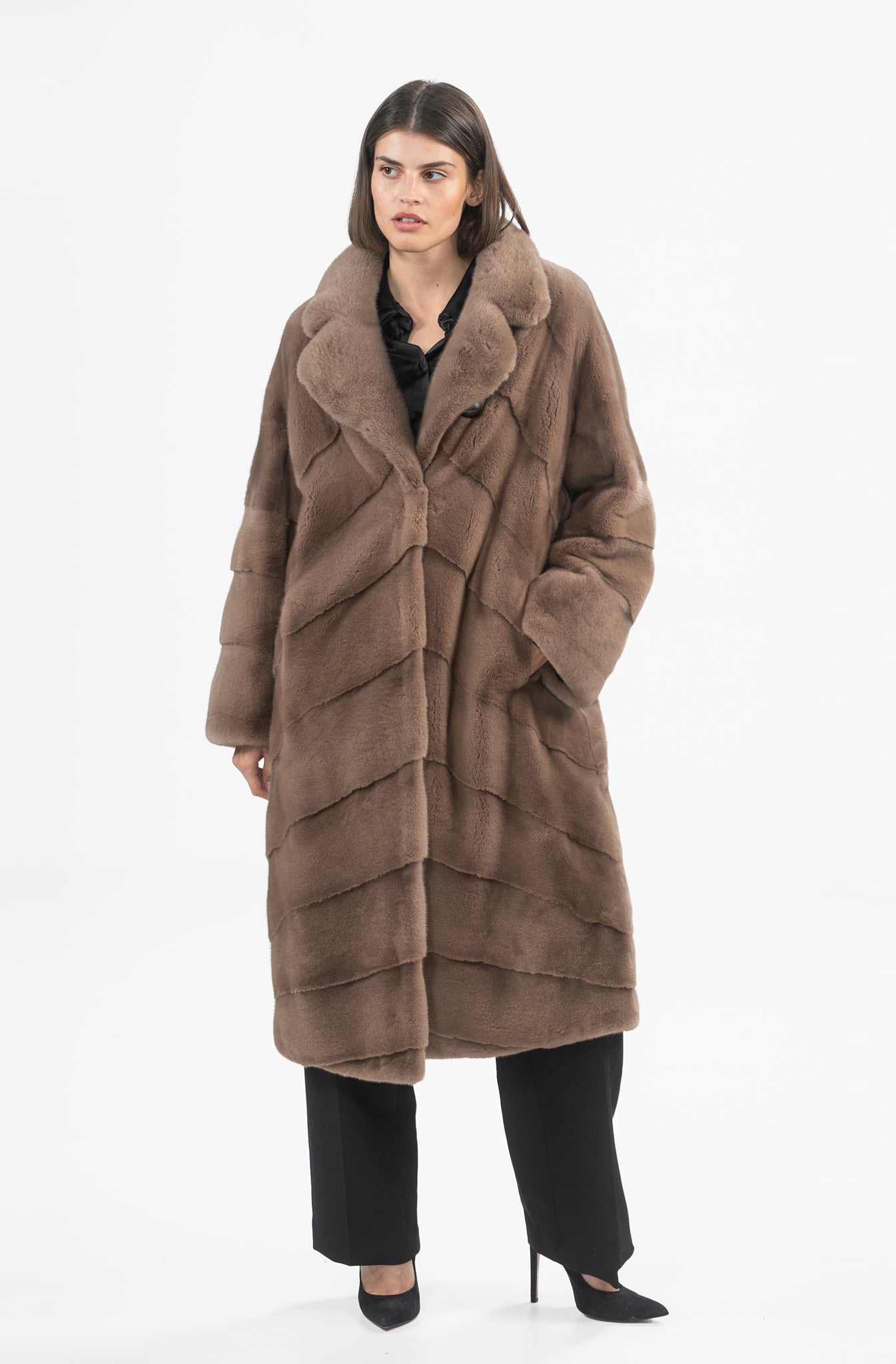 MINK COAT REVERSE V-SHAPPED ENGLISH COLAR