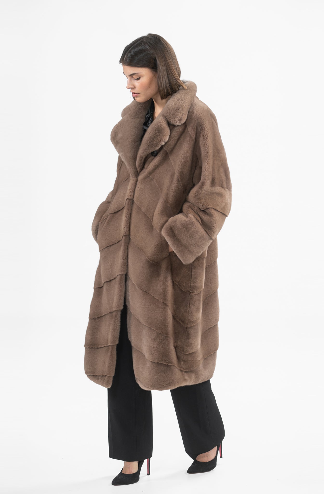 MINK COAT REVERSE V-SHAPPED ENGLISH COLAR