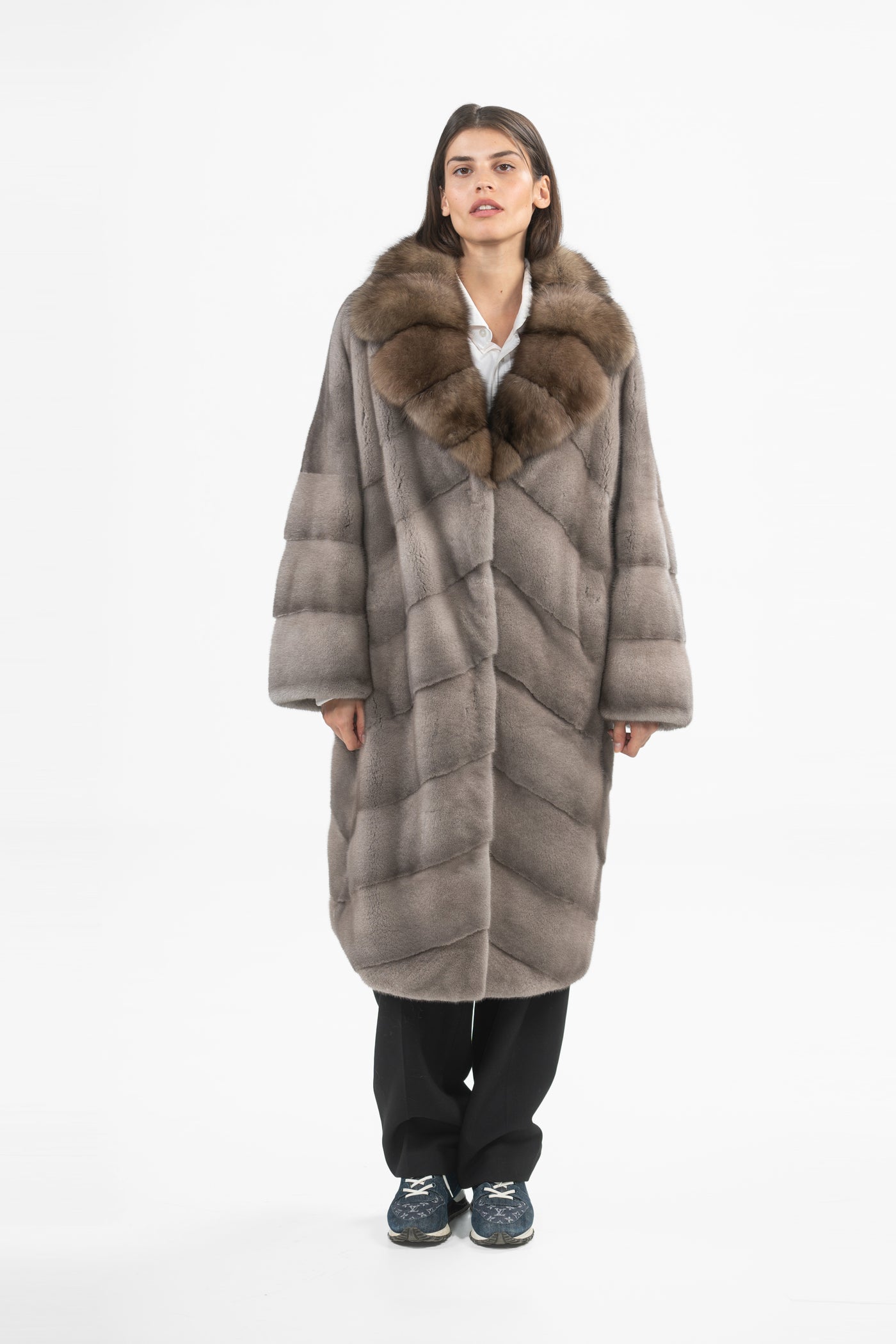 MINK COAT REVERSE V-SHAPPED COLAR TRIM