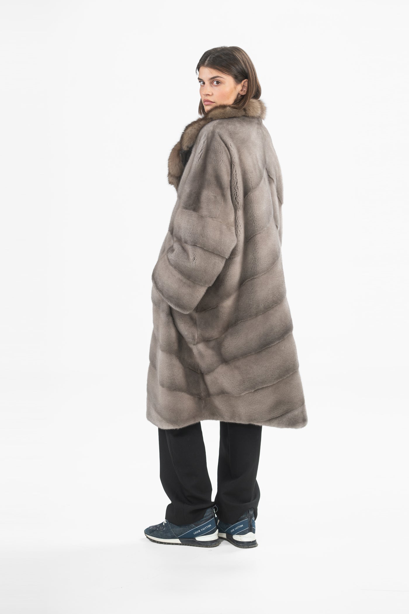 MINK COAT REVERSE V-SHAPPED COLAR TRIM