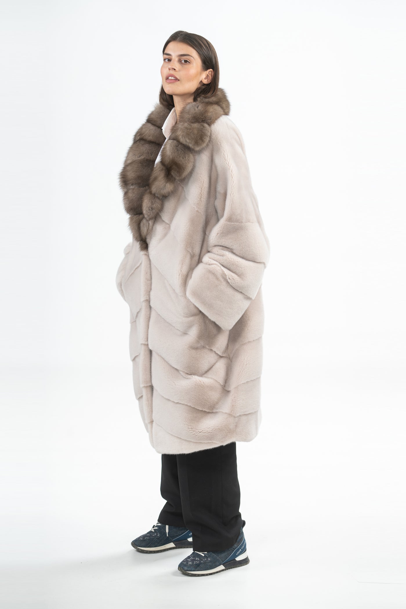 MINK COAT REVERSE V-SHAPPED COLAR TRIM