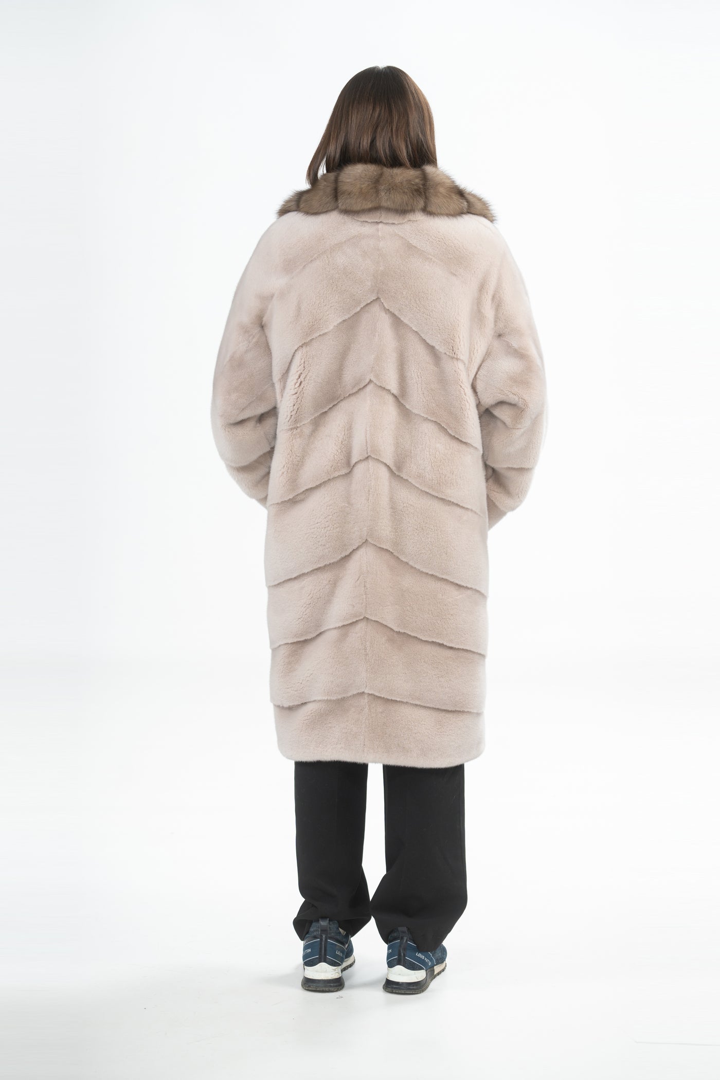 MINK COAT REVERSE V-SHAPPED COLAR TRIM